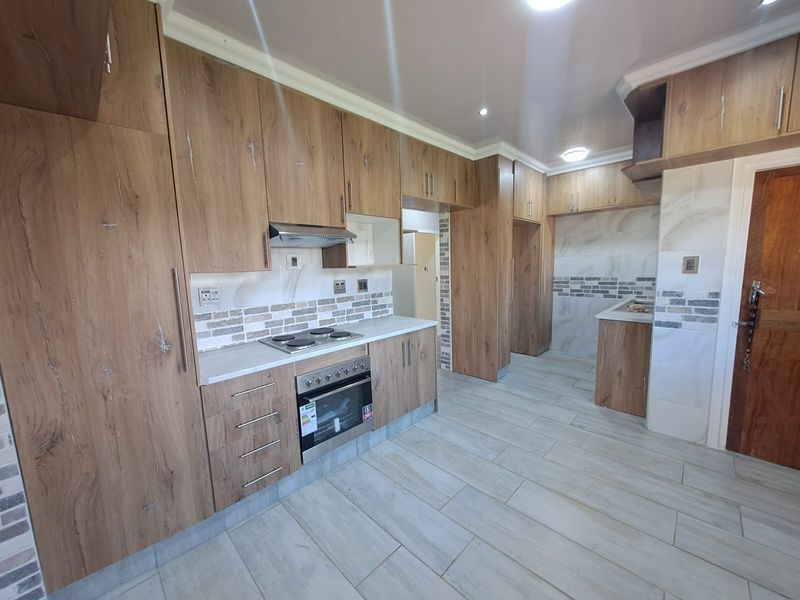 NEWLY RENOVATED. EFFORTLESSLY STYLISH. PERFECTLY LOCATED. - Photo 2