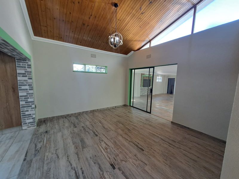 NEWLY RENOVATED. EFFORTLESSLY STYLISH. PERFECTLY LOCATED. - Photo 4