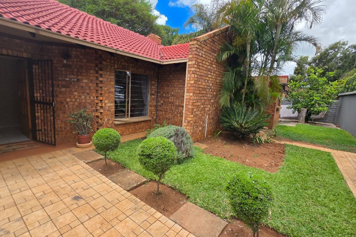 Elegant and stylish home located in the sought-after old Doornpoort area - Photo 2