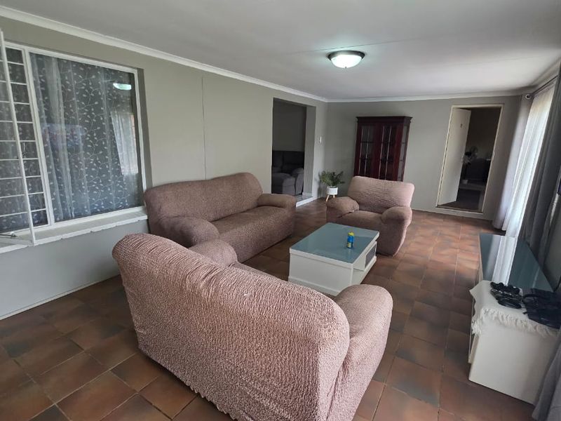 Elegant and stylish home located in the sought-after old Doornpoort area - Photo 10