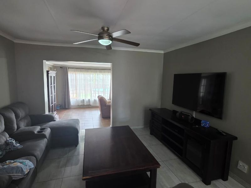 Elegant and stylish home located in the sought-after old Doornpoort area - Photo 8