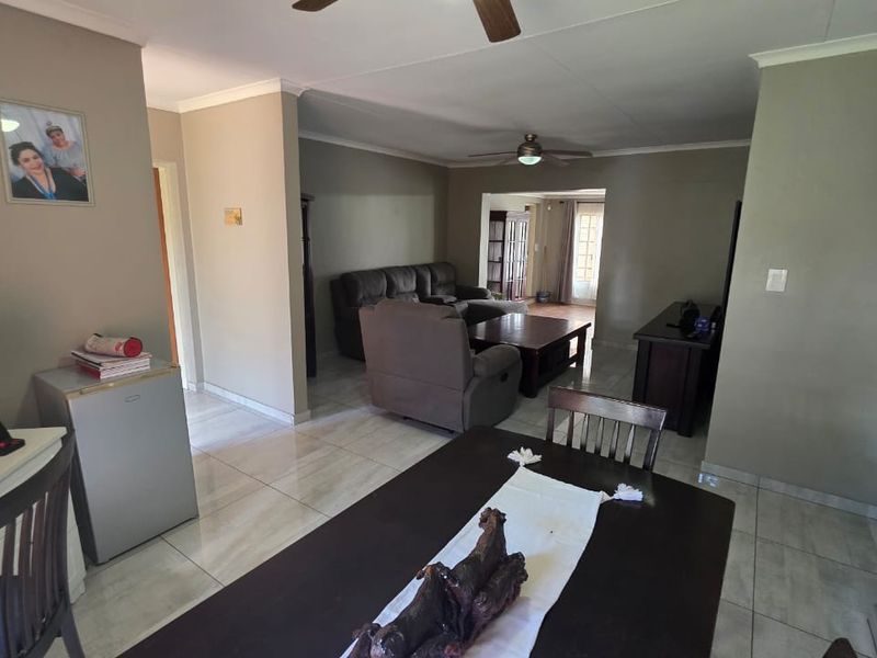 Elegant and stylish home located in the sought-after old Doornpoort area - Photo 7