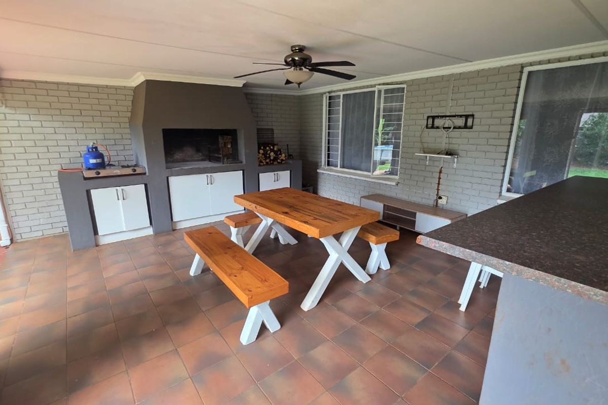 Elegant and stylish home located in the sought-after old Doornpoort area - Photo 5