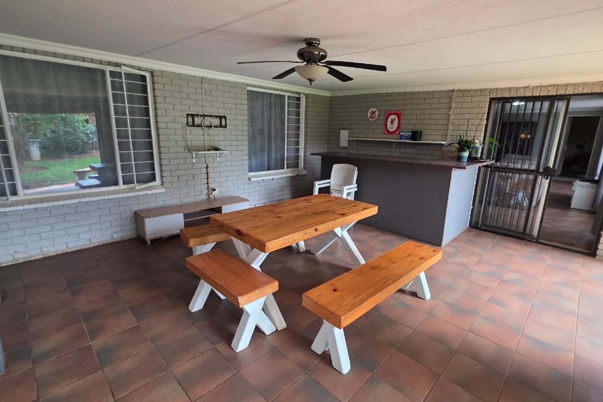 Elegant and stylish home located in the sought-after old Doornpoort area - Photo 4