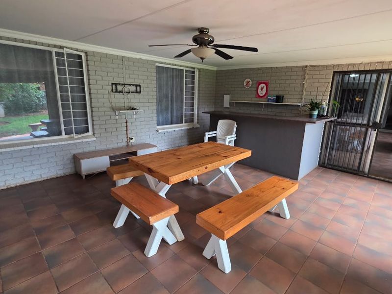 Elegant and stylish home located in the sought-after old Doornpoort area - Photo 4