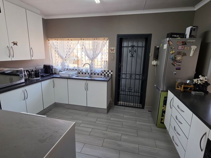 3 Bedroom family home with a flatlet FOR SALE! - Photo 7