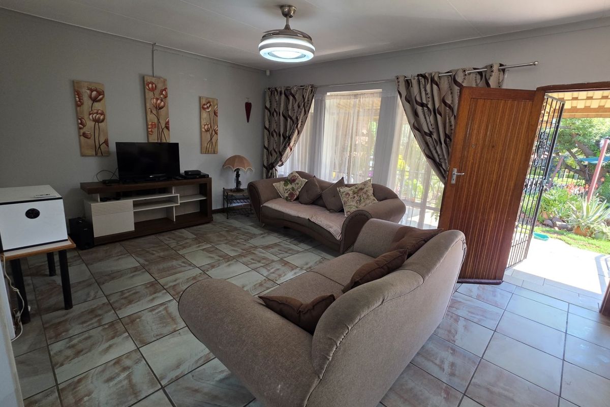 3 Bedroom family home with a flatlet FOR SALE! - Photo 2