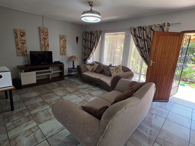 3 Bedroom family home with a flatlet FOR SALE! - Photo 2
