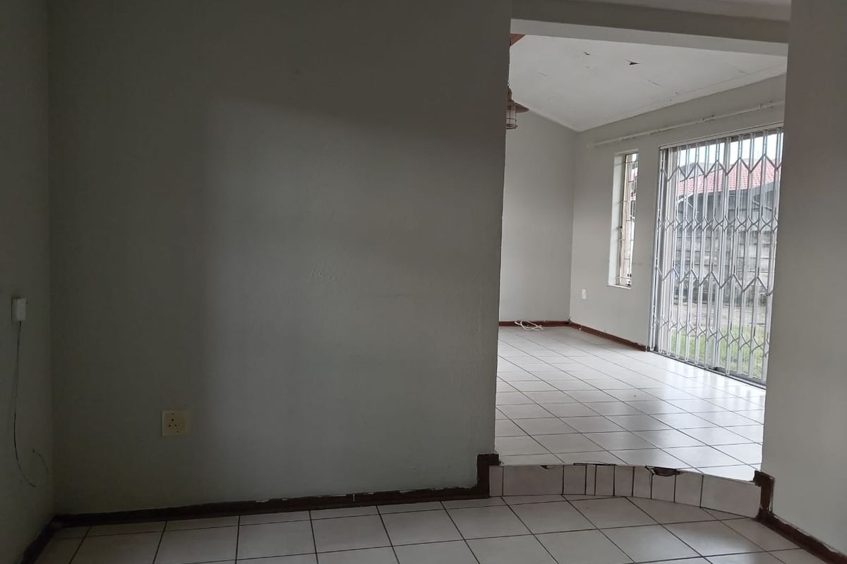 Secluded Corner House – Elandspark - Photo 5