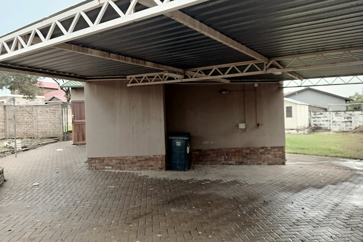 Secluded Corner House – Elandspark - Photo 2