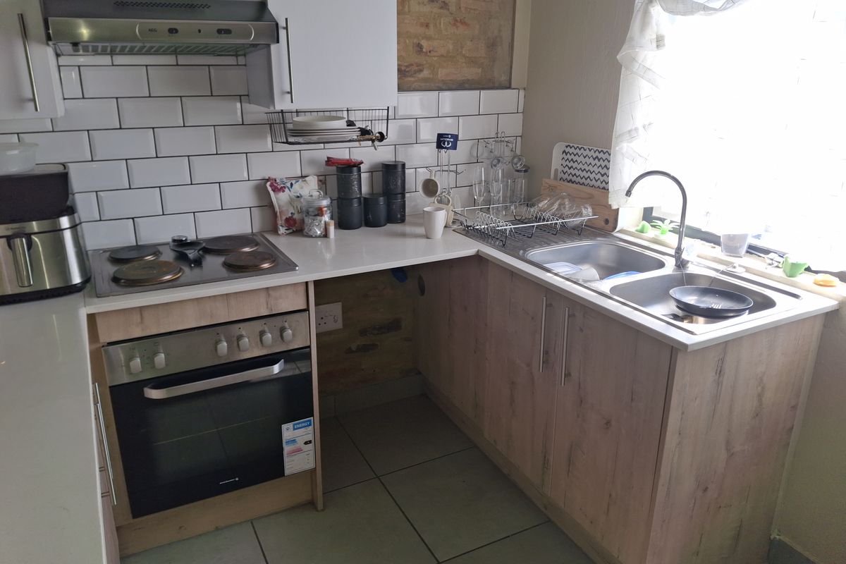 Modern 2-Bedroom Apartment for sale in Pomona - Photo 3