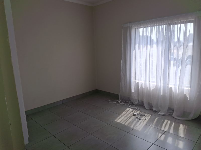 Modern 2-Bedroom Apartment for sale in Pomona - Photo 8