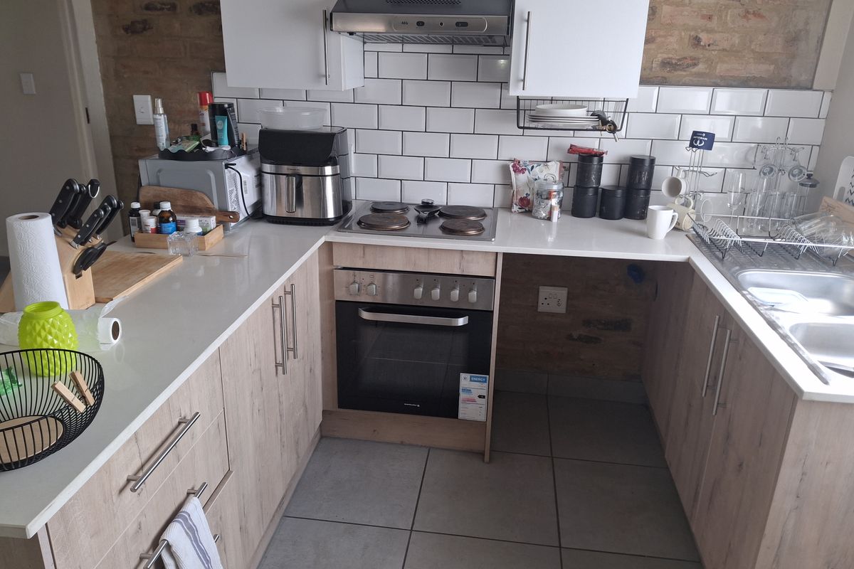 Modern 2-Bedroom Apartment for sale in Pomona - Photo 2