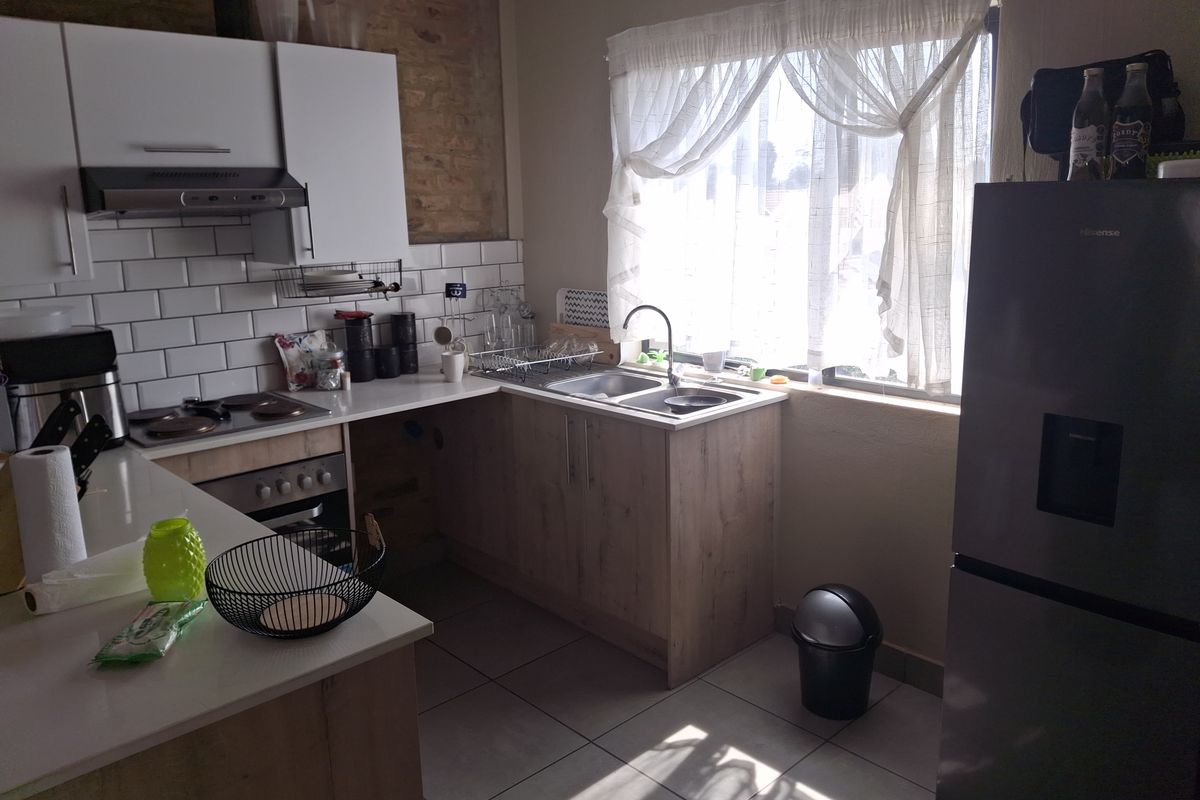 Modern 2-Bedroom Apartment for sale in Pomona - Photo 4