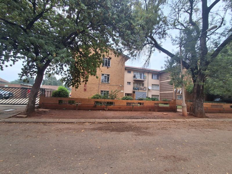 A well managed complex with spacious units, close to amenities with convenient transport system. - Photo 9