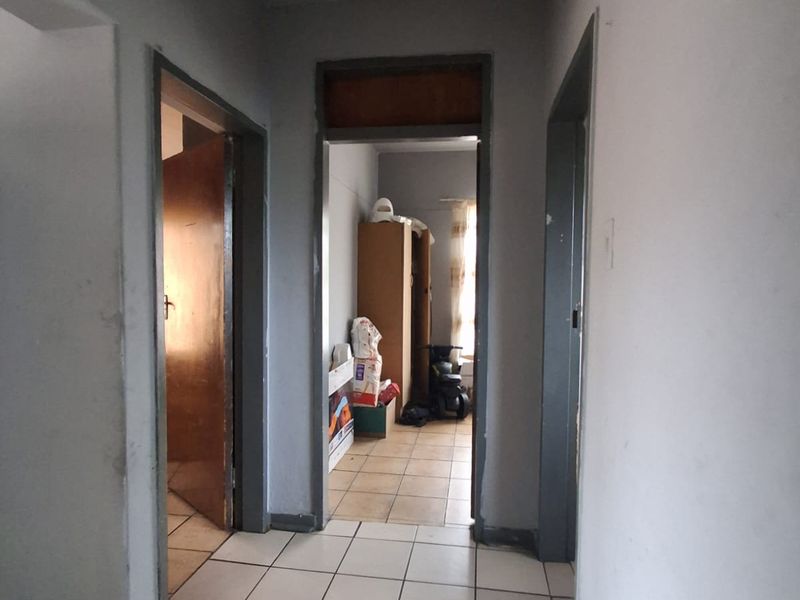 A well managed complex with spacious units, close to amenities with convenient transport system. - Photo 7