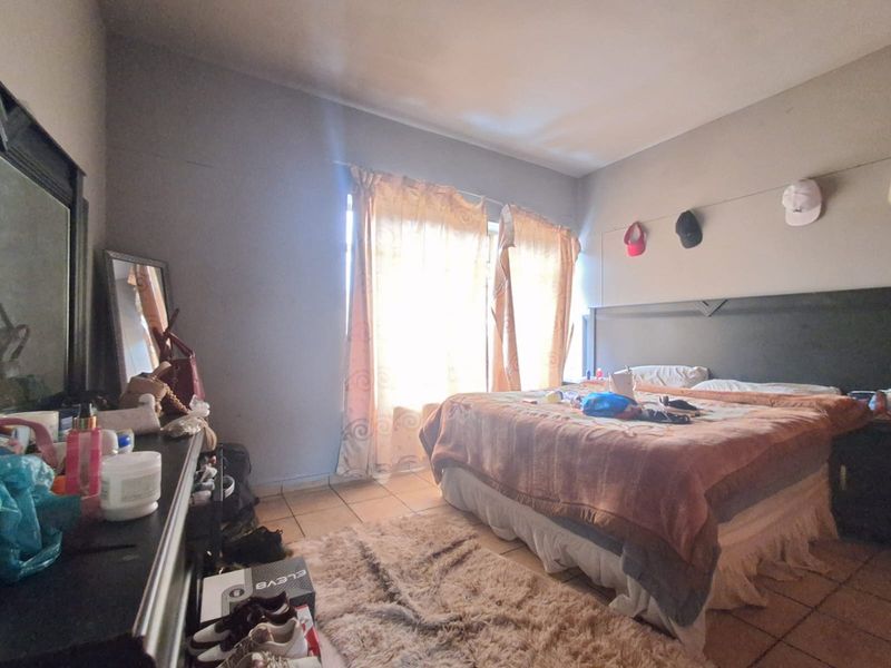 A well managed complex with spacious units, close to amenities with convenient transport system. - Photo 6