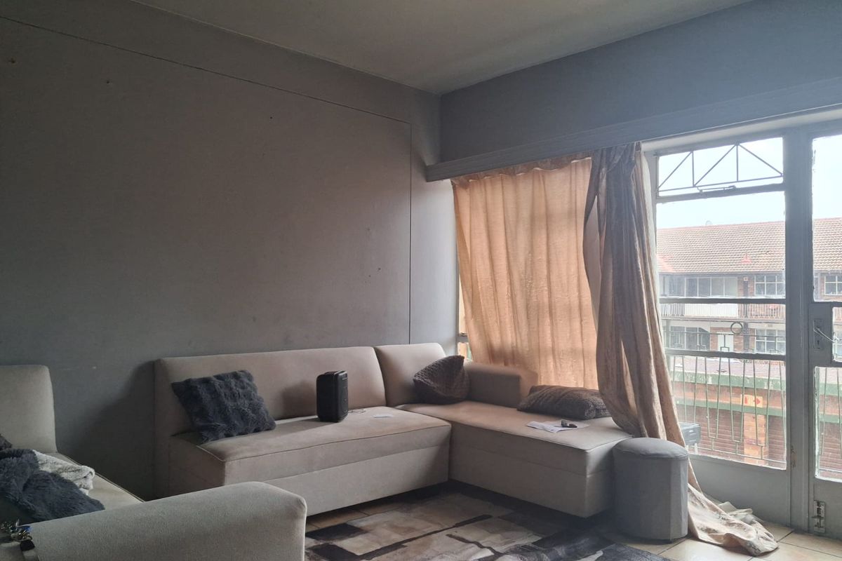 A well managed complex with spacious units, close to amenities with convenient transport system. - Photo 3