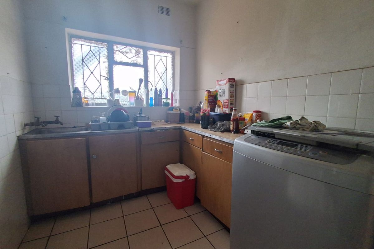 A well managed complex with spacious units, close to amenities with convenient transport system. - Photo 2