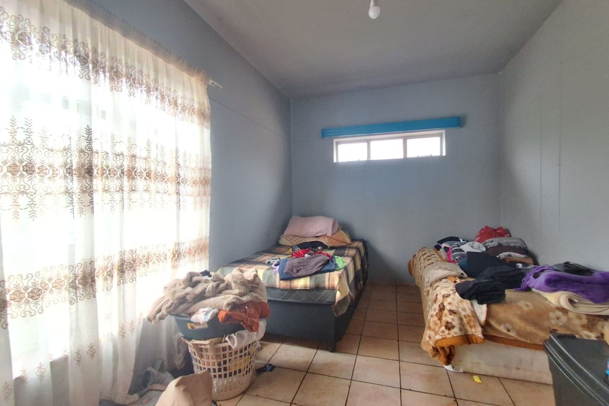 A well managed complex with spacious units, close to amenities with convenient transport system. - Photo 5