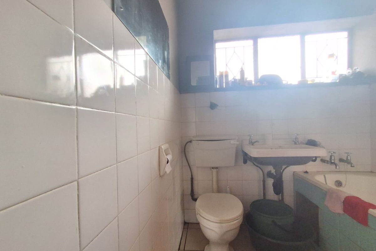 A well managed complex with spacious units, close to amenities with convenient transport system. - Photo 4