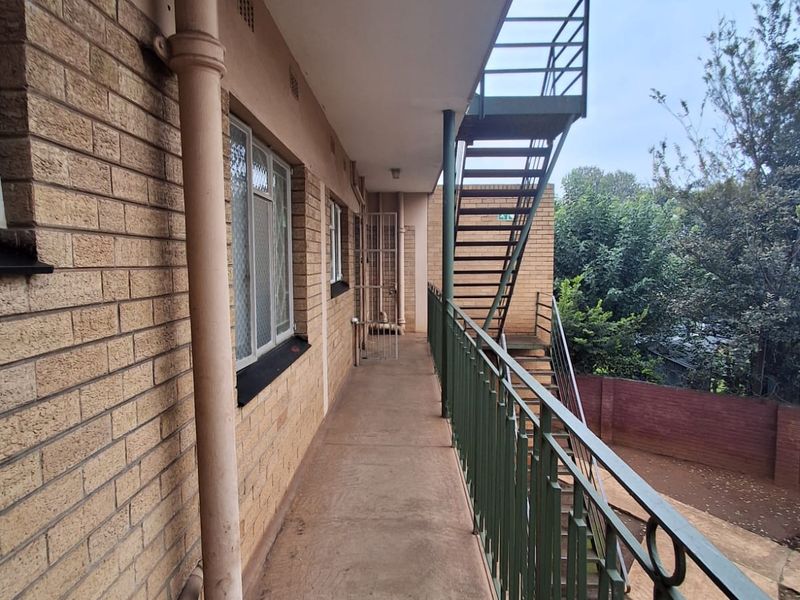 A well managed complex with spacious units, close to amenities with convenient transport system. - Photo 8