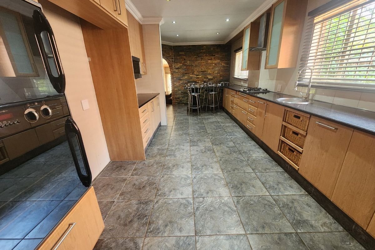 4 Bedroom Family home has it all! - Photo 3