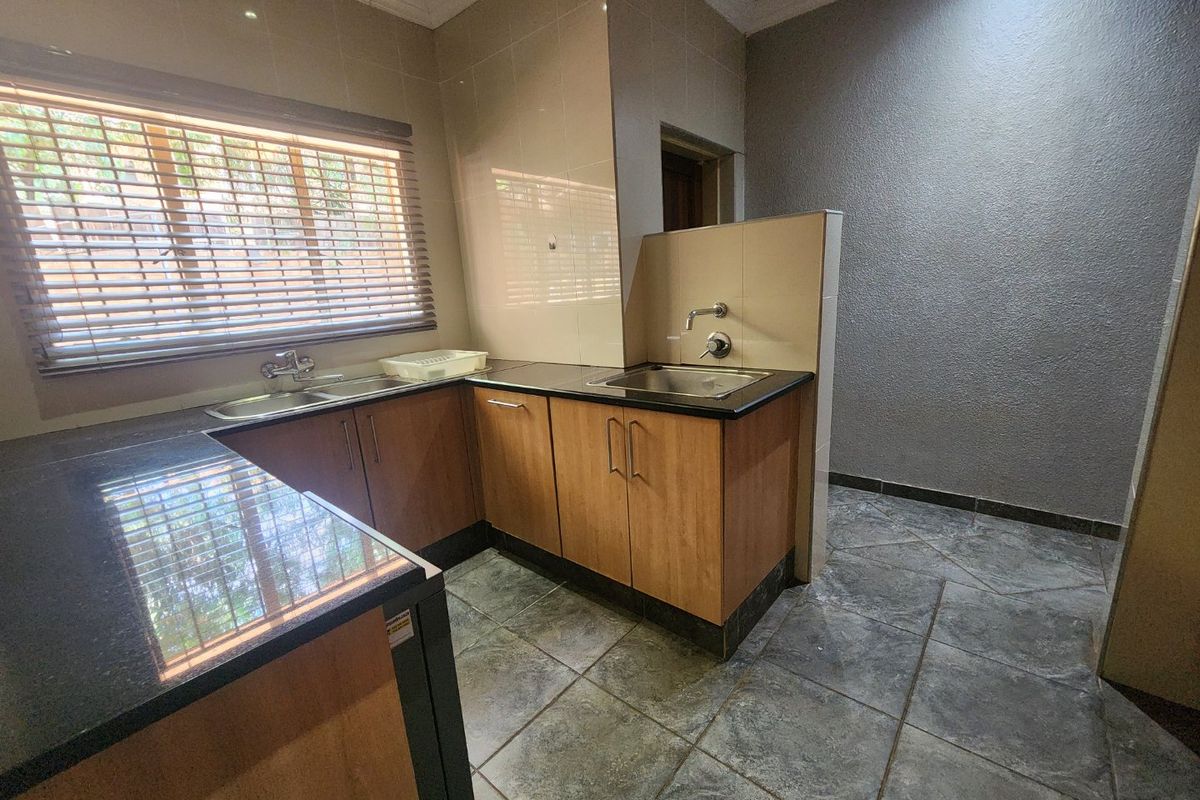 4 Bedroom Family home has it all! - Photo 5