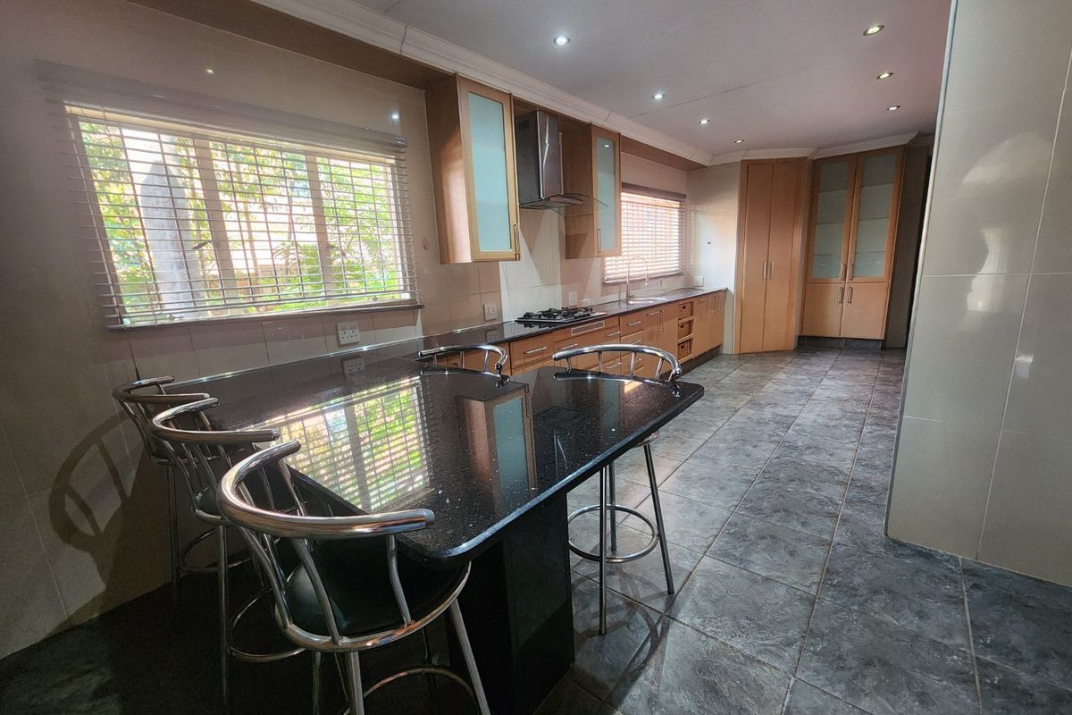 4 Bedroom Family home has it all! - Photo 4