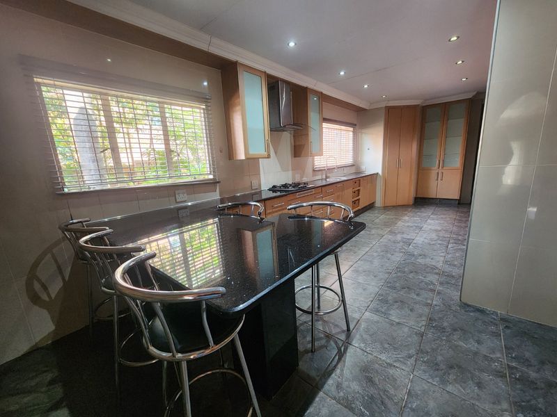 4 Bedroom Family home has it all! - Photo 4