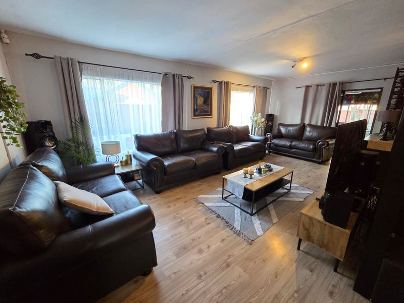 Stunning family home for sale in Montana Park! - Photo 9