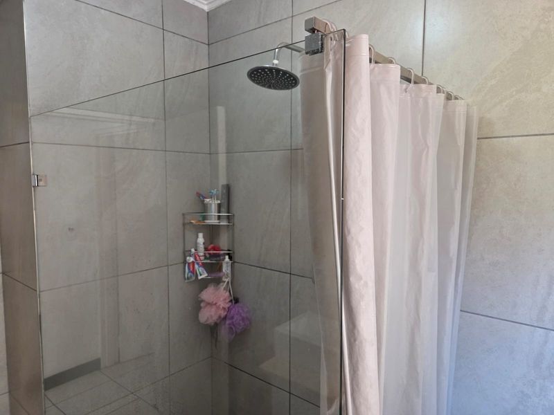 Spacious two bedroom, one bathroom, ground floor apartment. - Photo 10