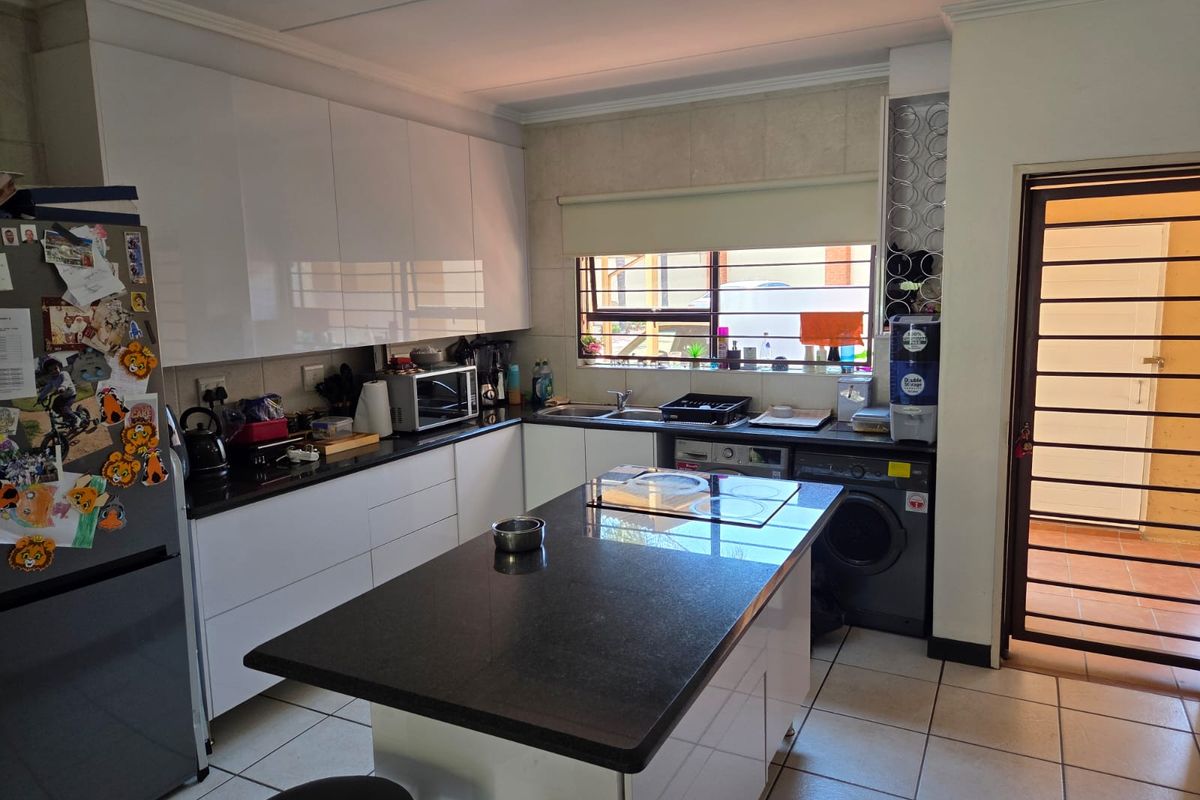 Spacious two bedroom, one bathroom, ground floor apartment. - Photo 4