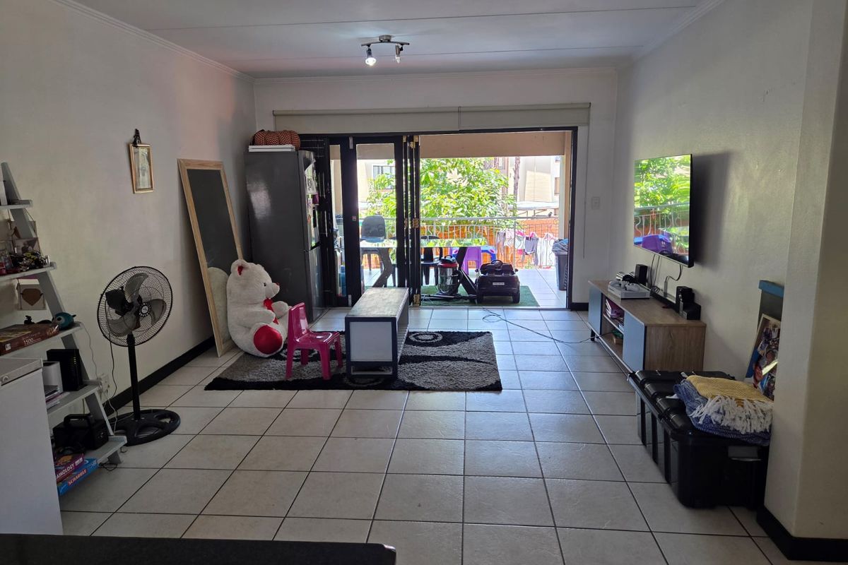 Spacious two bedroom, one bathroom, ground floor apartment. - Photo 5