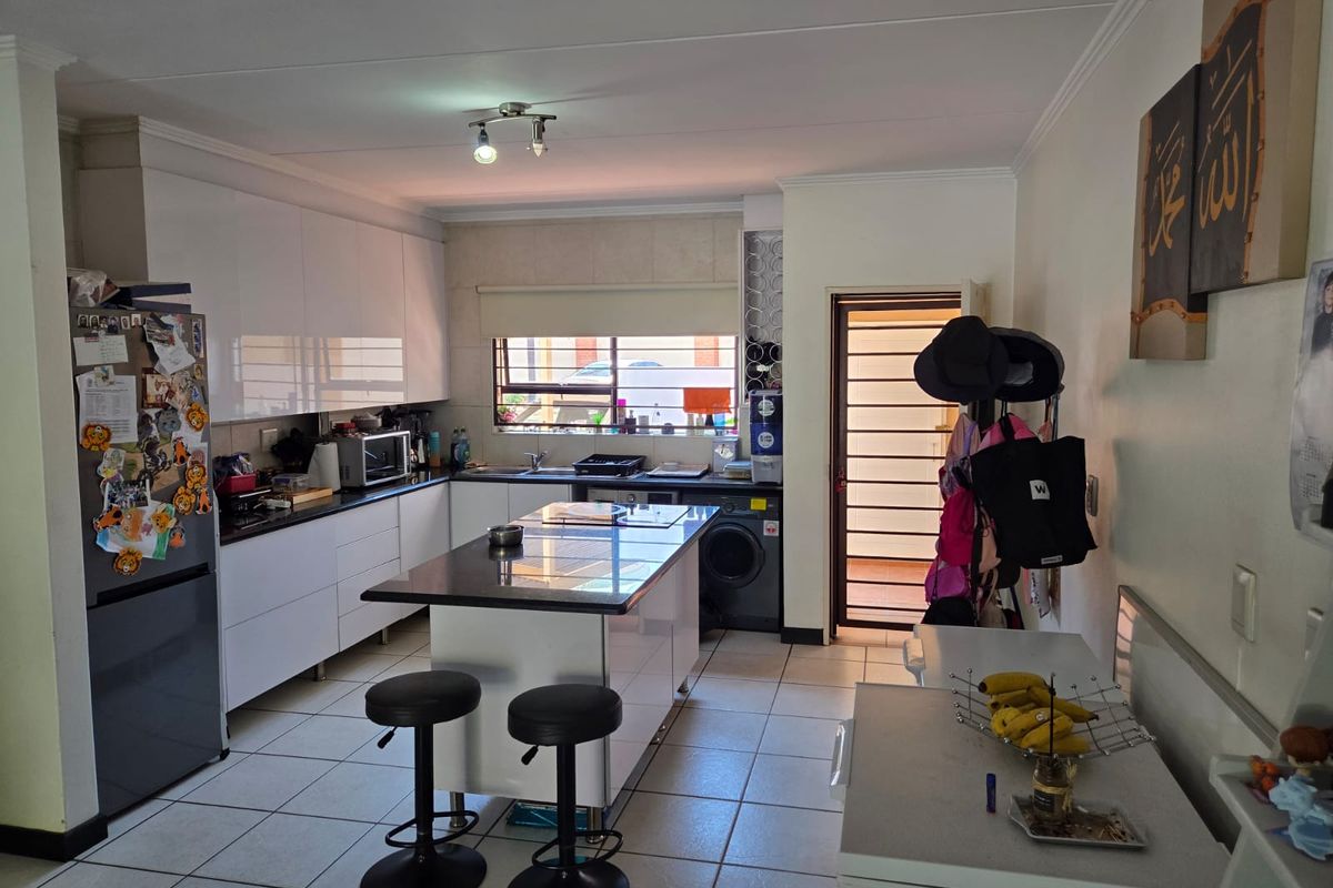 Spacious two bedroom, one bathroom, ground floor apartment. - Photo 2