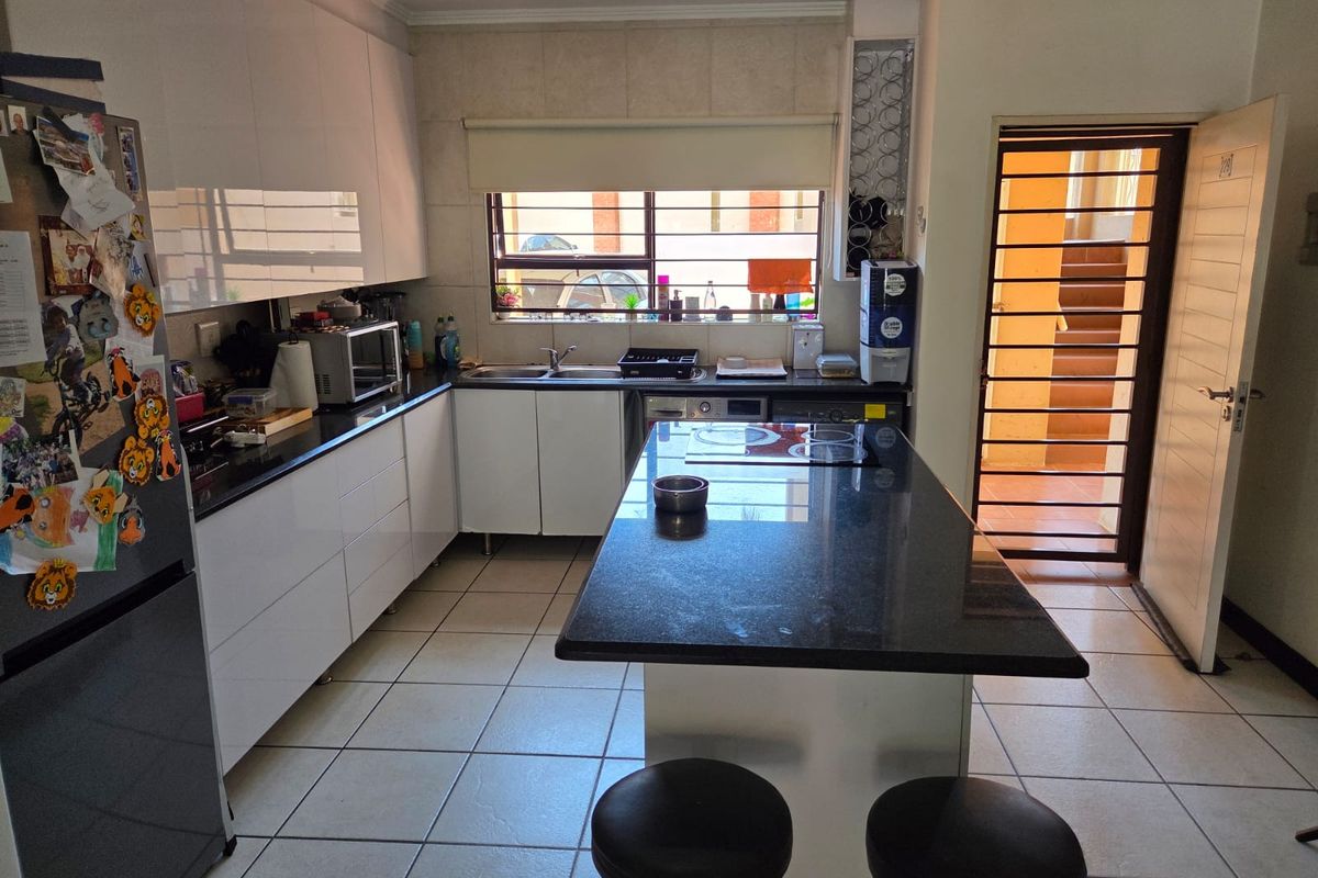 Spacious two bedroom, one bathroom, ground floor apartment. - Photo 3