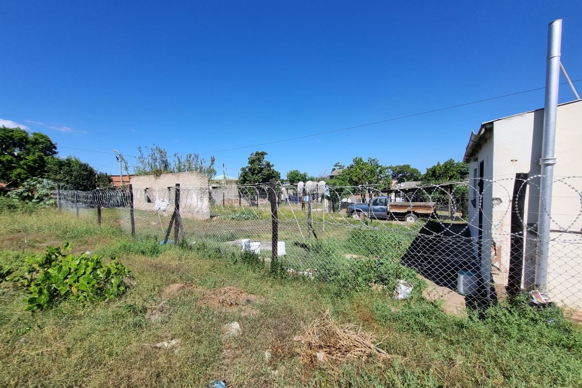 Renovator’s Dream – Spacious 3-Bedroom Home with Endless Potential - Photo 4