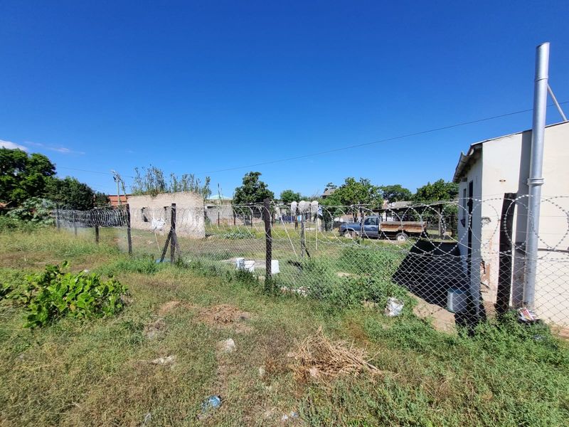 Renovator’s Dream – Spacious 3-Bedroom Home with Endless Potential - Photo 4