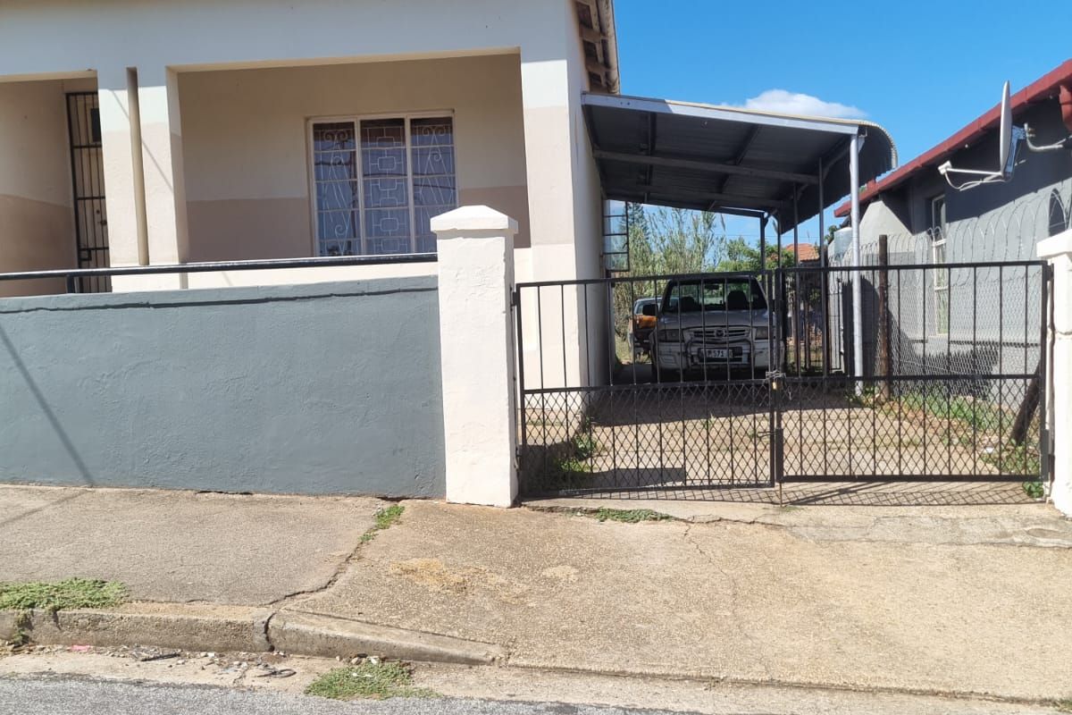 Renovator’s Dream – Spacious 3-Bedroom Home with Endless Potential - Photo 2