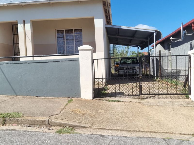 Renovator’s Dream – Spacious 3-Bedroom Home with Endless Potential - Photo 2