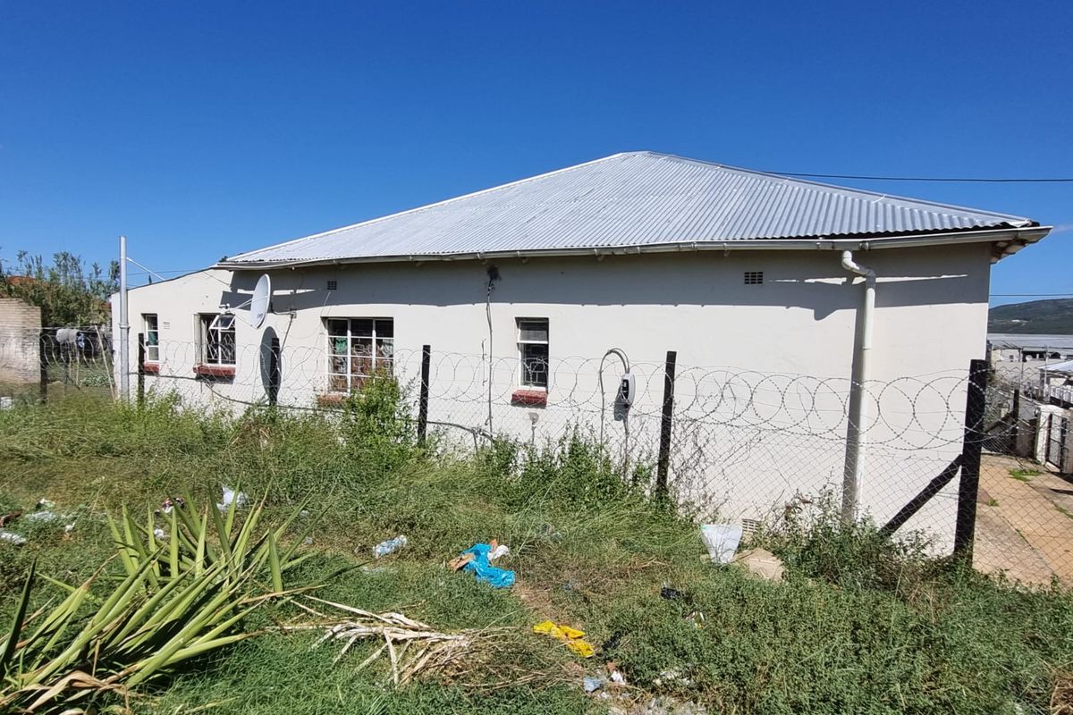 Renovator’s Dream – Spacious 3-Bedroom Home with Endless Potential - Photo 3