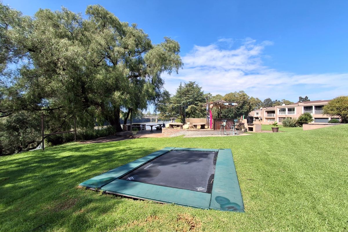 Lifestyle Living in Peacehaven – 2 Bedroom Apartment. - Photo 3