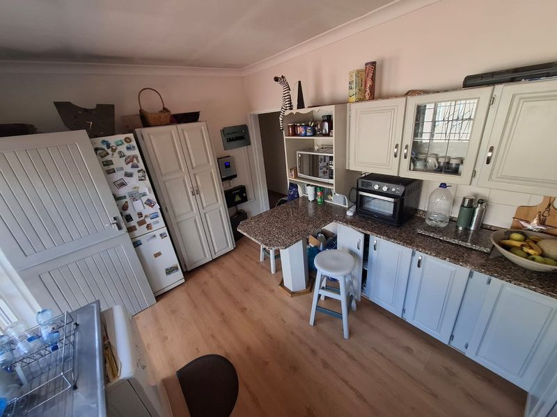 4 Bedroom House with Flatlet - Photo 7