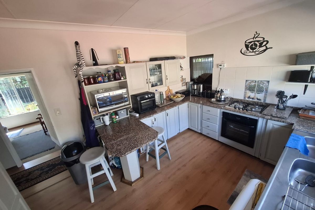 4 Bedroom House with Flatlet - Photo 3