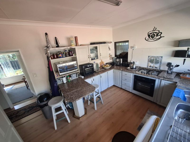 4 Bedroom House with Flatlet - Photo 3