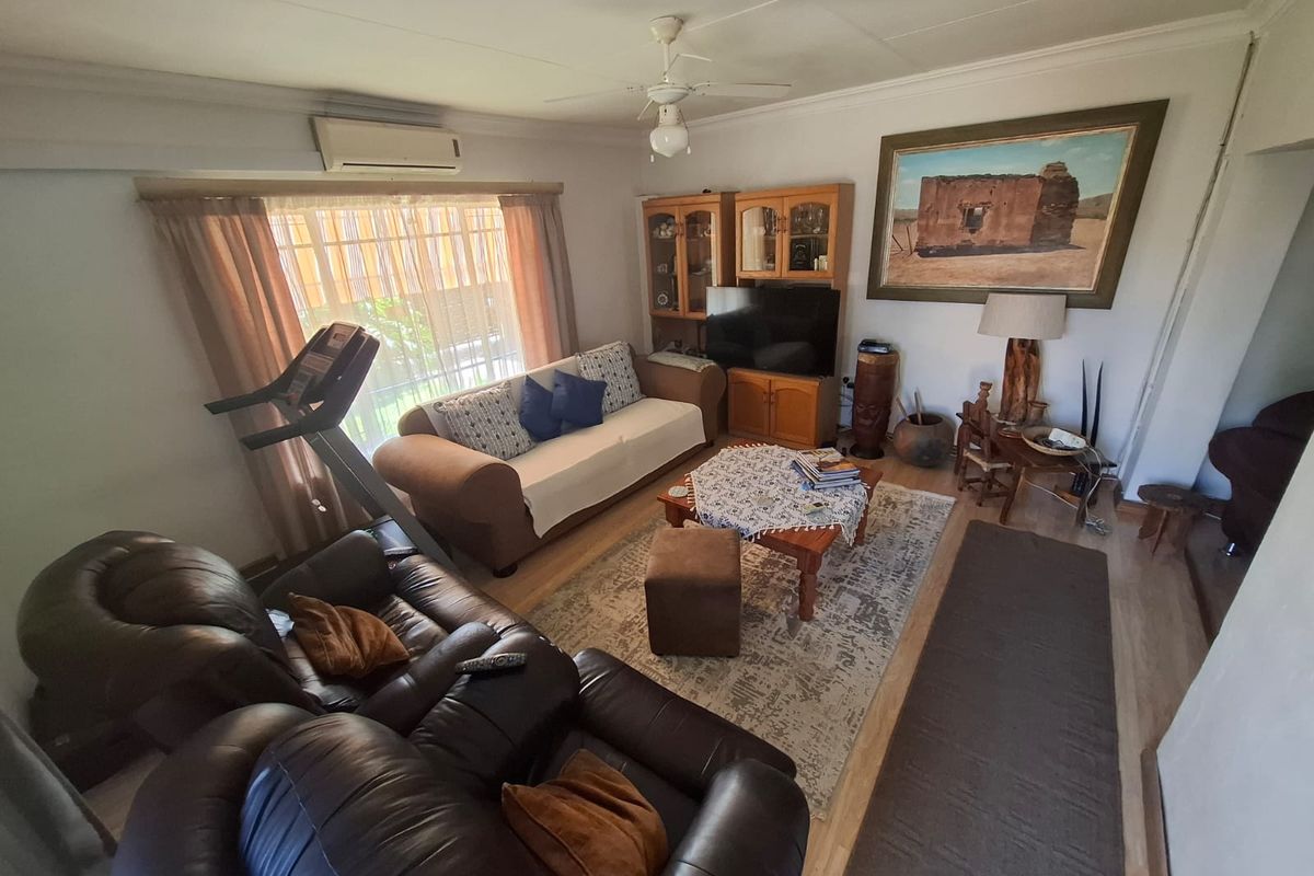 4 Bedroom House with Flatlet - Photo 4