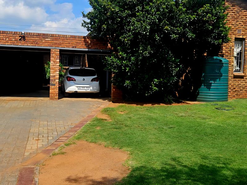 PREMIUM RESIDENTIAL OPPORTUNITY: DUAL-LIVING EXCELLENCE IN REYNO RIDGE - Photo 9