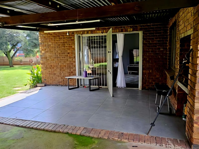 PREMIUM RESIDENTIAL OPPORTUNITY: DUAL-LIVING EXCELLENCE IN REYNO RIDGE - Photo 10