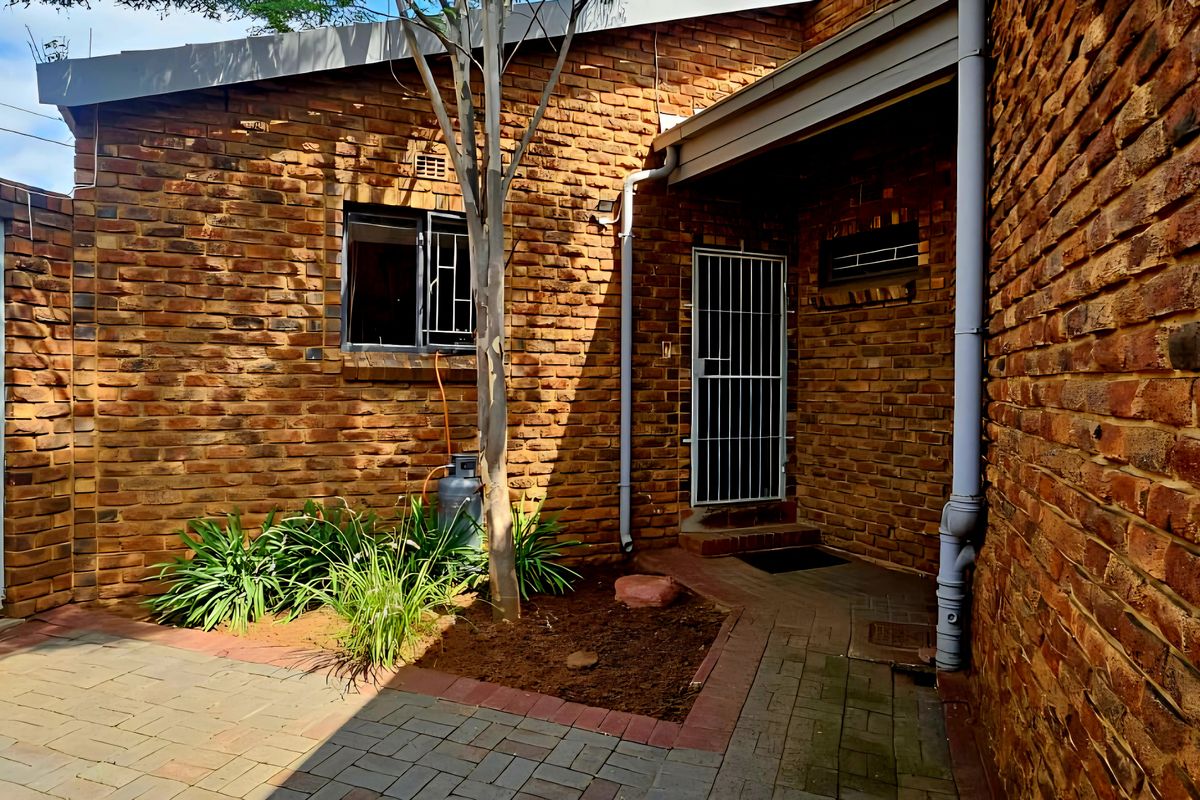 PREMIUM RESIDENTIAL OPPORTUNITY: DUAL-LIVING EXCELLENCE IN REYNO RIDGE - Photo 5