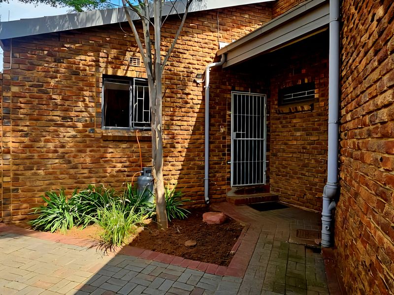 PREMIUM RESIDENTIAL OPPORTUNITY: DUAL-LIVING EXCELLENCE IN REYNO RIDGE - Photo 5